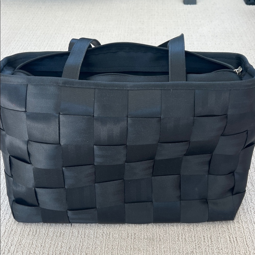 Harvey’s Seatbelt Bag- briefcase style.  Two handles. Black Excellent condition.